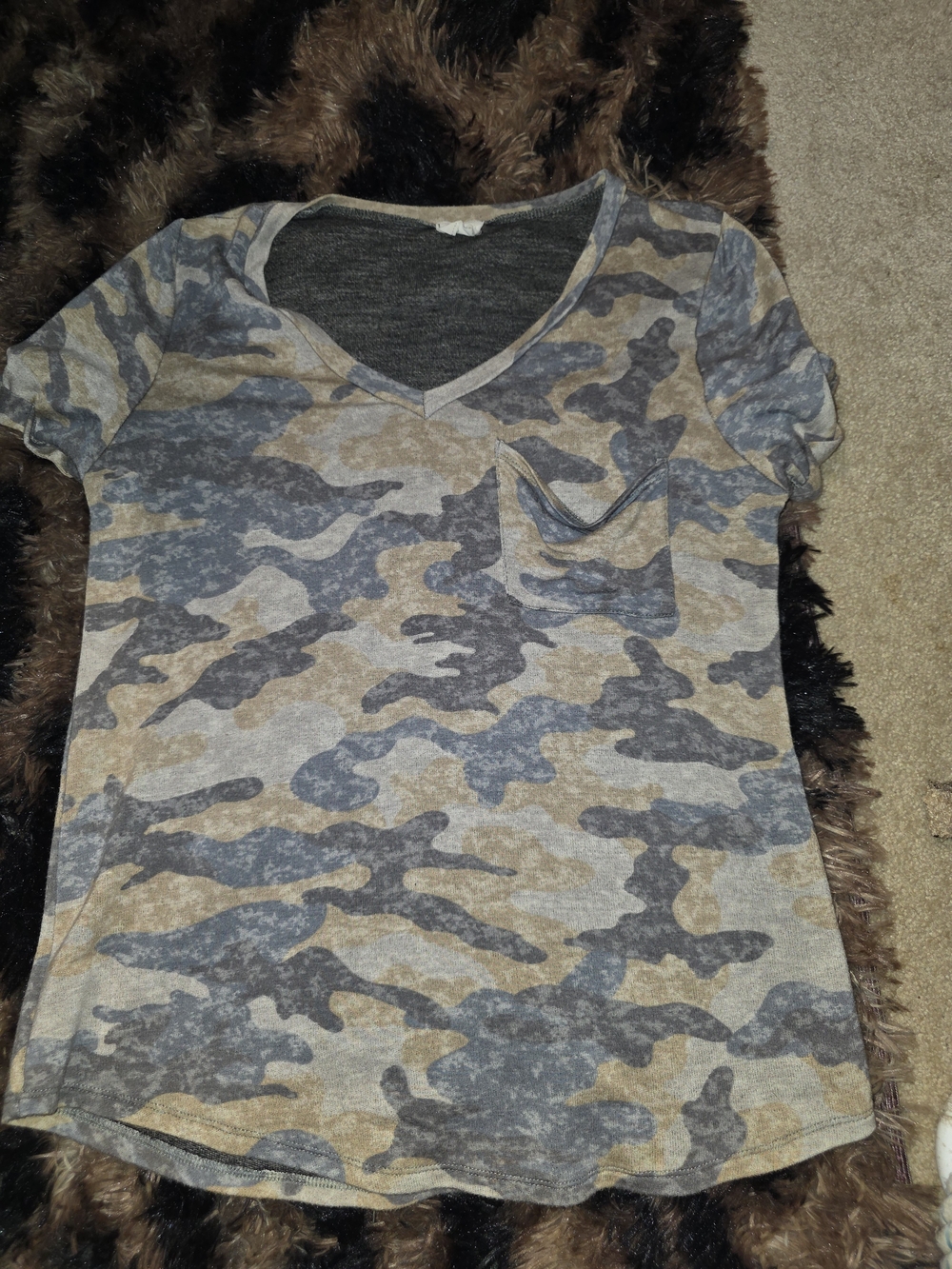 Lovely Melody Camo V-Neck Pocket Tee - Gray & Tan